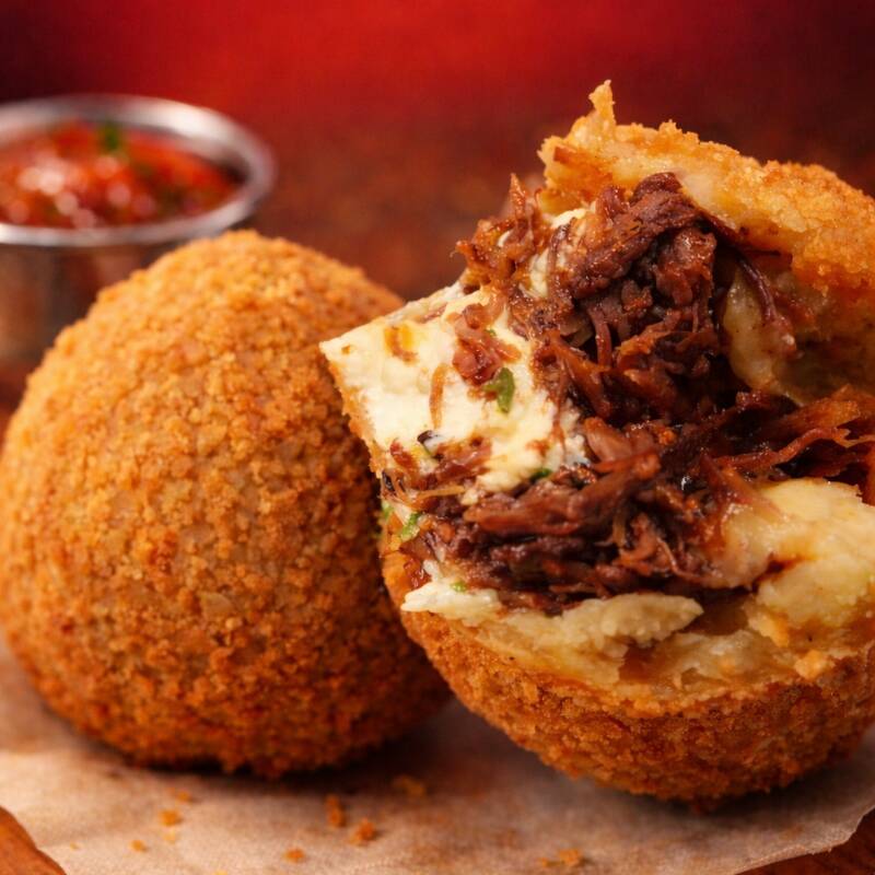 Coxinha bem recheada de verdade, com 200g, massa macia por dentro e casquinha crocante por fora. Recheio caprichado de costela bovina desfiada, suculenta e bem temperada, com cream cheese cremoso que deixa cada mordida ainda mais saborosa. Ideal para quem quer matar a fome com um salgado grande, saboroso e feito na hora. 📦 Produto artesanal, enviado fresco e bem embalado.
