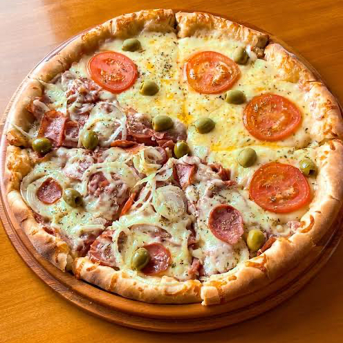 Calabresa com cebola e Mussarela com tomate e folhas de Manjericão