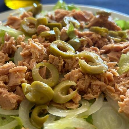 Salada de alface, coberta com delicioso atum sólido Tours, com cebolas fatiadas finas e azeitonas serve 2 pessoas