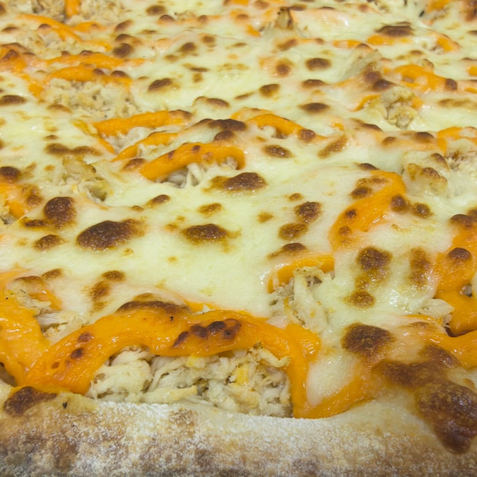 Molho de tomate fresco, muçarela, frango, cheddar, orégano e azeitonas.