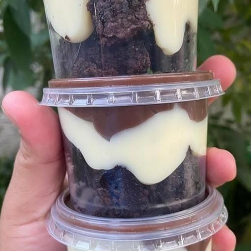 Pedaços de brownie, creme de ninho e um maravilhoso creme de chocolate 50%