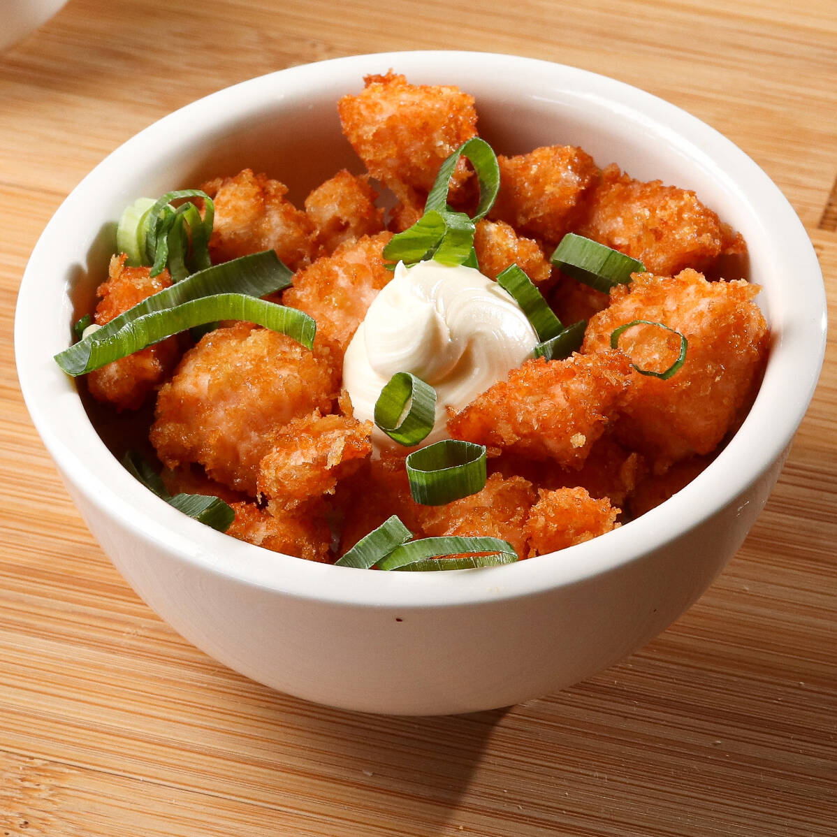 Arroz temperado, salmão cru ou grelhado com cream cheese e Doritos.