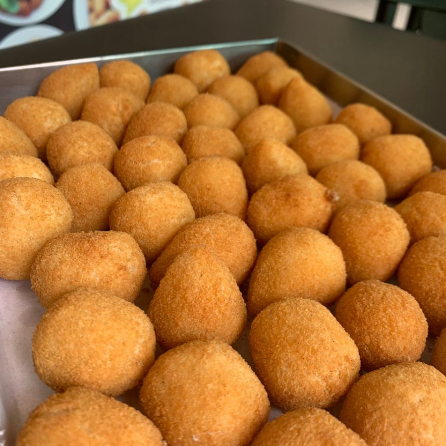 Caixa com 50 mini coxinhas de frango + 50 bolinhos de queijo, fritos, sequinhos e cheios de sabor.