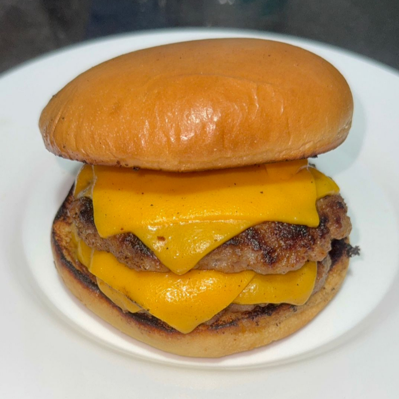 CHESSE BURGUER DOBLE CON PAPAS FRITAS