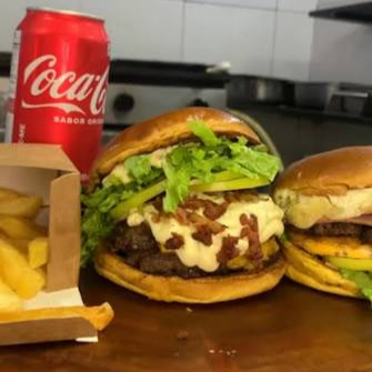 2 x-burgão OU 2 x-bacon, 1 porção de fritas tradicional, 1 refrigerante 2 litros (MANDAR A OPÇÃO ESCOLHIDA DE LANCHE E DE REFRIGERANTE NO NOSSO CHAT)
