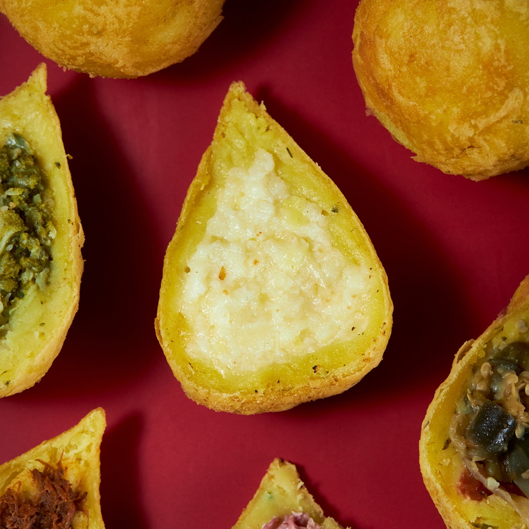 Deliciosa Coxinha de 03 Queijos Preparada com Massa de Batata Artesanal e Recheado com Mussarela, Provolone e Catupiry Original. A combinação dos queijos cria uma experiência inesquecível.