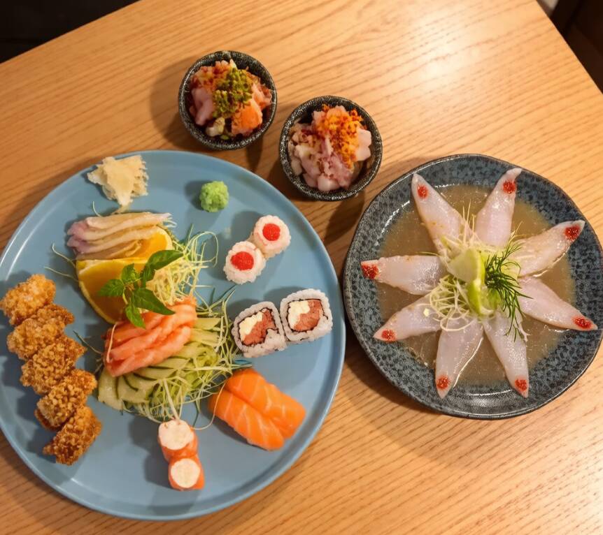 * Entradas (40 gr cada): - Ceviche -Tataki -Sunomono -Shimeji * Carpaccio de Tilápia (08 fatias, marinada no caldo de limão), * 02 Uramaki Filadélfia * 06 Sashimis (03 de Salmão e 03 de Tilápia), * 02 Niguiris de salmão * 04 Gunkans (02 de Salmão e 02 de Tilápia) * 06 Hot Filadélfia (6 unidades) Kit cortesia: 2 Hashi, nozuki, shoyu tradicional e molho tarê. Serve até 1 pessoa