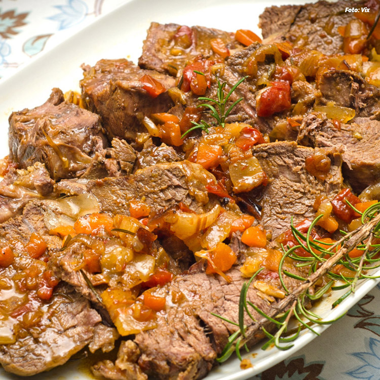 Arroz, feijão, macarrão, farofa, saladas ( alface e tomate ) e batata fritas