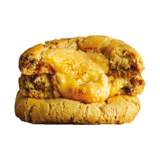 Cookie de baunilha com pedaços de chocolate ao leite e ultra recheio de brigadeiro gourmet de Crème Brûlée.