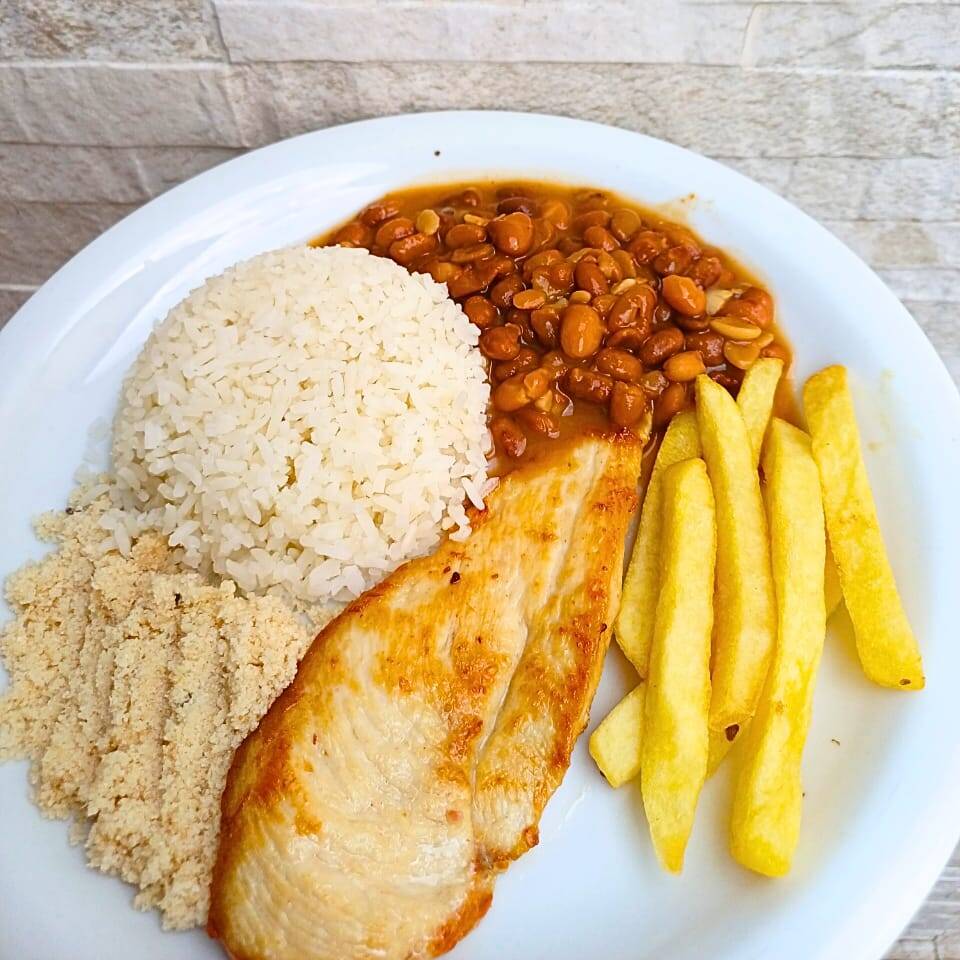 Marmita com Filé de Frango Grelhado 450g
Uma deliciosa refeição caseira preparada com suculento filé de frango grelhado e temperado na medida certa, acompanhada de arroz fresquinho, feijão saboros e batata frita. Uma opção leve, nutritiva e cheia de sabor para o seu almoço ou jantar.
Comida caseira feita com carinho, perfeita para o seu dia!