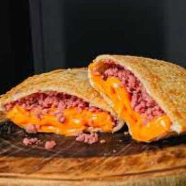 Calabresa ralada e cheddar.