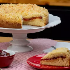 Massa macia recheada com goiabada cremosa e finalização com farofa crocante. Imagem meramente ilustrativa.Bolo pequeno serve até 8 fatias