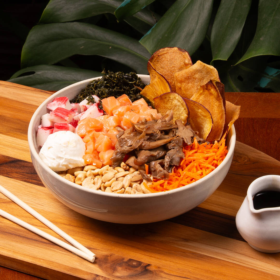 Salmão, shimeji, arroz japonês temperado (shari), cream cheese, kani, cenoura, amendoim, crisp de couve e chips de batada doce. Molho ponzu. Não fazemos troca de itens nos pokes do chef.