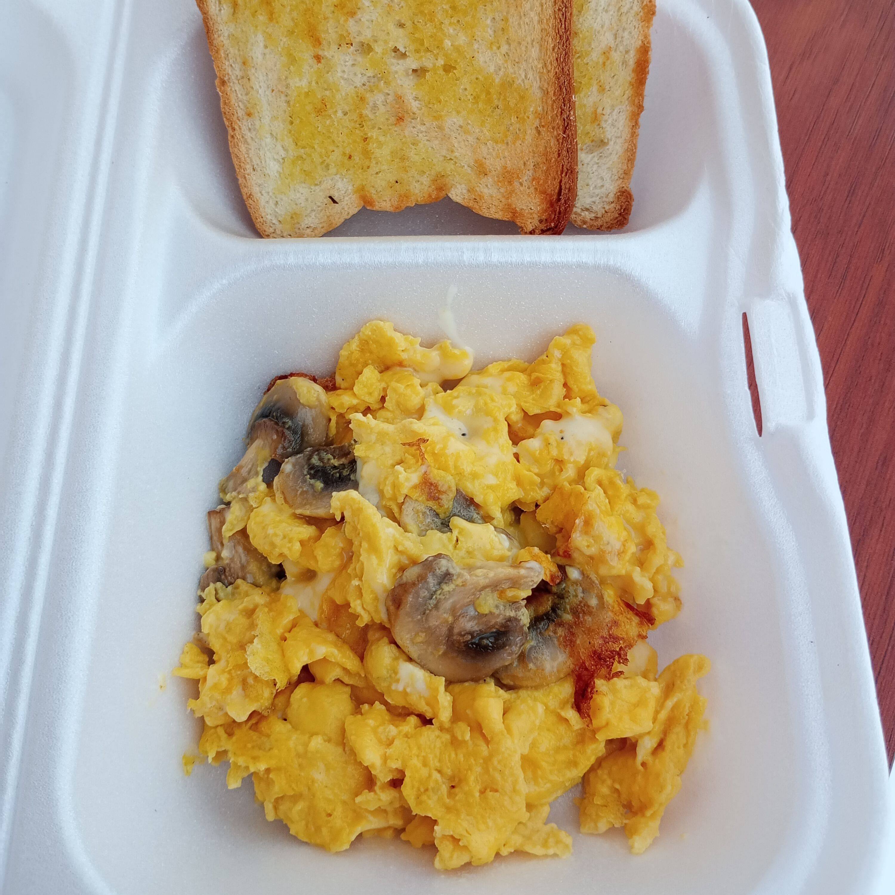 Huevos Revueltos Champiqueso con Pan Tostado