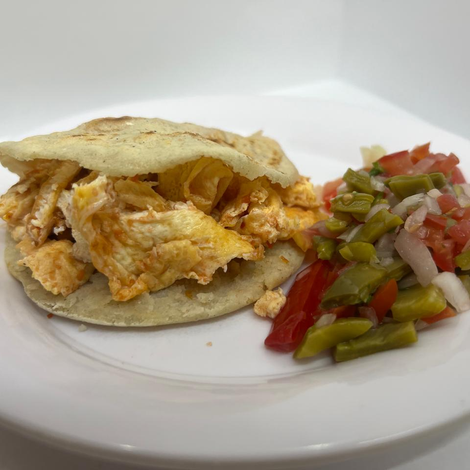 Gordita de Huevo en Salsa Roja