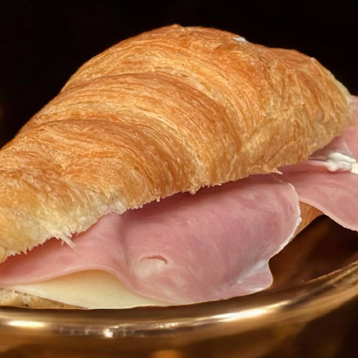 CROISSANT DE PAVO Y QUESO