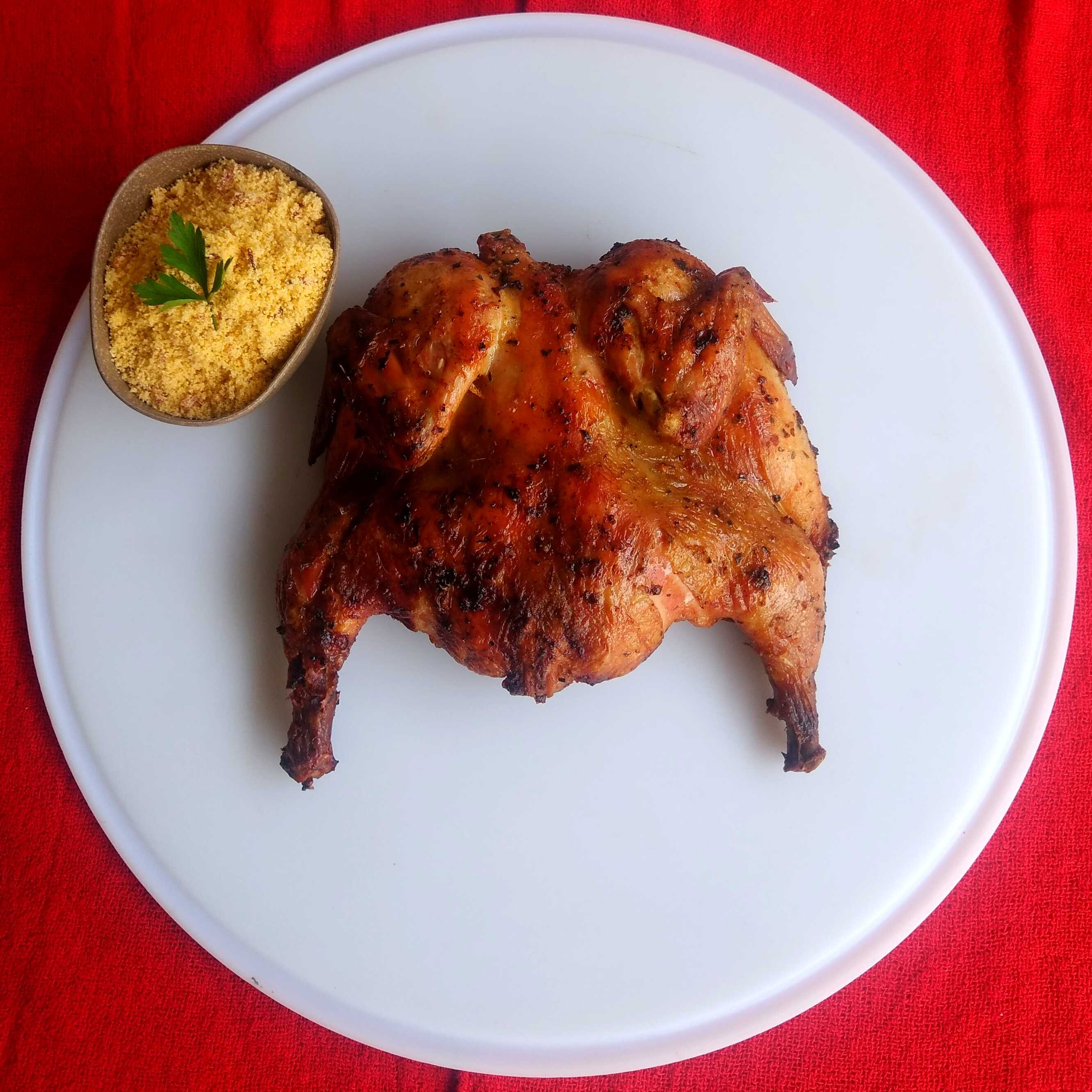 Frango inteiro assado, douradinho, servido com uma farofa crocante que é puro amor. Combinação clássica pra dividir (ou não)!