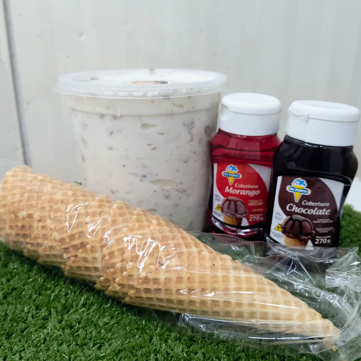 Escolha um Sabor de Sorvete 2L + um sabor de Cobertura + um pacote de cascão.