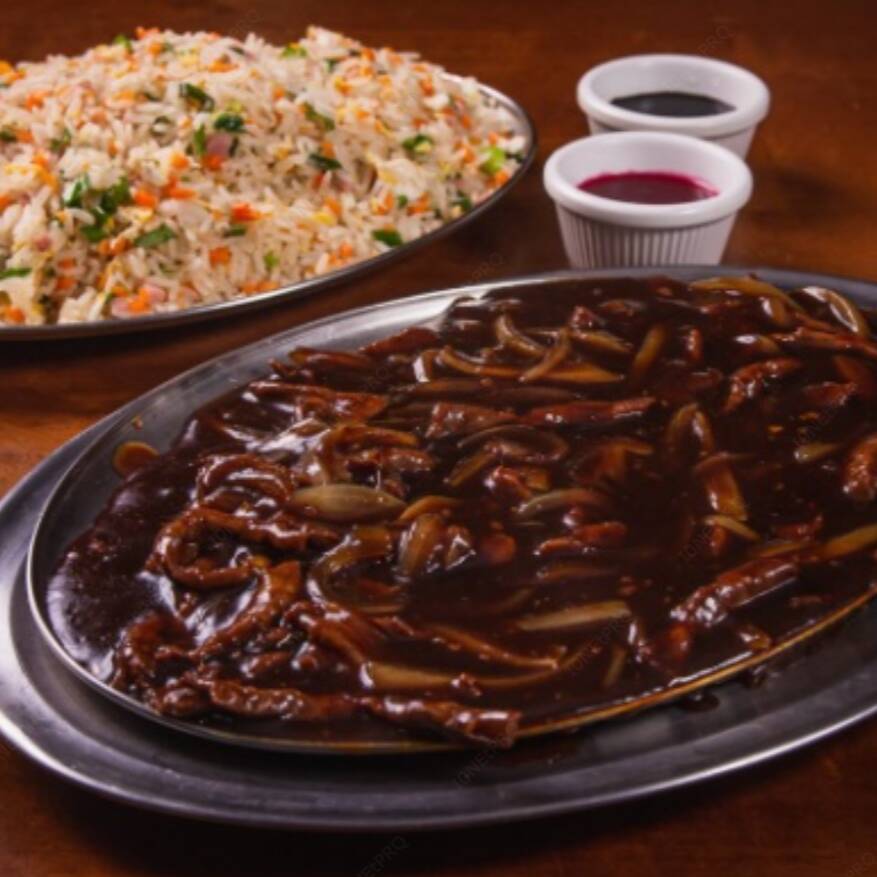 - carne fatiada ao molho shoyu e cebola, acompanha arroz chop suey.