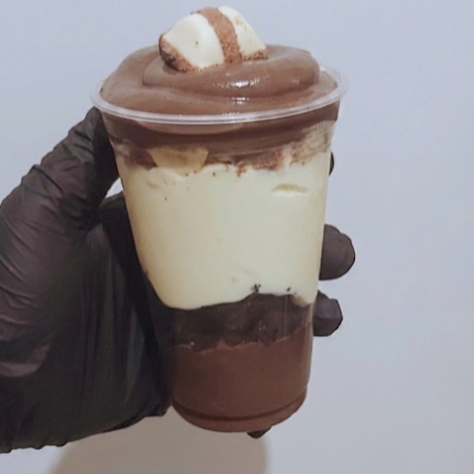 Composto por creme de ninho e creme de chocolate, Brownie Gourmet e Pedaços de kinder bueno White