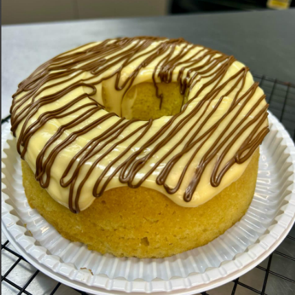 Massa fofinha e leve de baunilha, coberta com um creme delicioso de leite Ninho e um toque generoso de Nutella. Um sabor equilibrado e irresistível, perfeito para adoçar o dia aprox 650g!