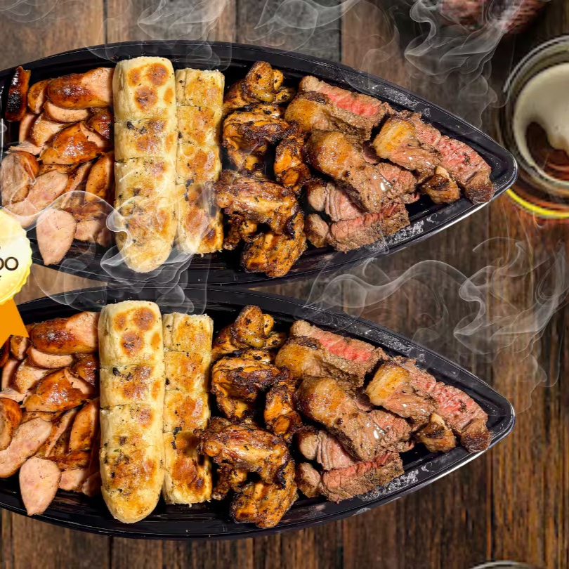 Aproveite a promoção 'Pague 1 e Leve 2 Barcas Gg(2kg) + 2l Coca Cola (Brinde) - Família Feliz' do nosso cardápio especial do Mês. Você receberá duas generosas barcas tamanho de 1kg Grande, cada uma repleta de saborosos ingredientes: Fraldinha ou Contra filé desmanchando, linguiça suculenta, frango macio e pão crocante, todos harmoniosamente juntos e acentuados por uma deliciosa farofa c