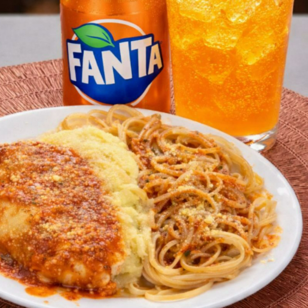 Nossa parmegiana de frango + Fanta lata -220ml com desconto especial..30%