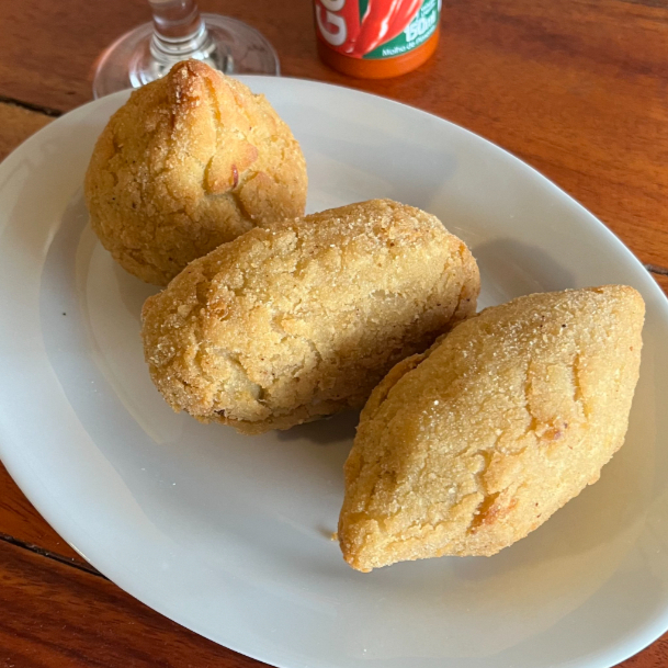 Feito na massa de batata, macio e suculento.