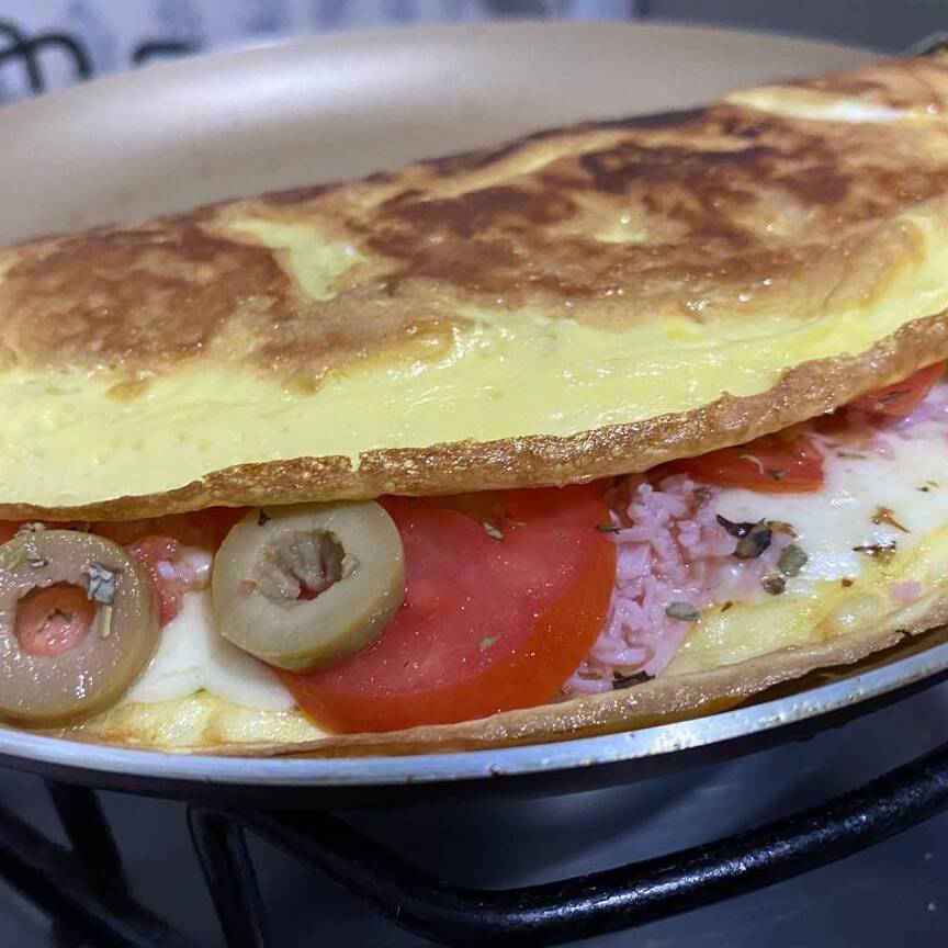 Mussarela, presunto ralado, tomate, azeitona e orégano.