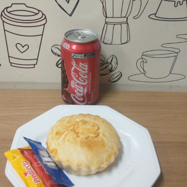 Delicie-se com nossa empada de frango com Catupiry, recheio cremoso e sabor irresistível, acompanhada de Coca-Cola 350ml geladinha. Uma combinação perfeita de sabor e refrescância para qualquer momento do dia!