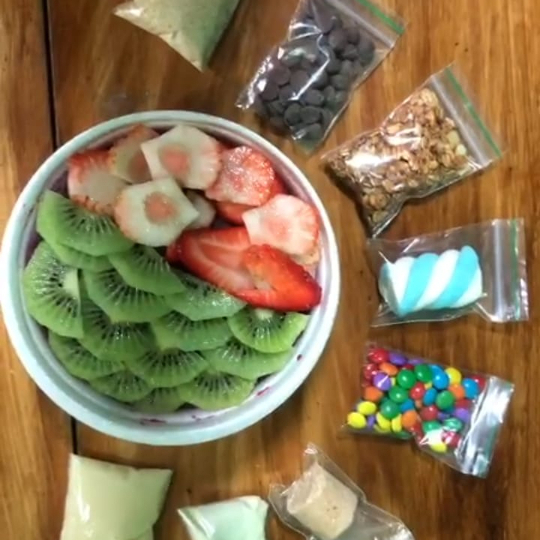 VAI COM: 2 FRUTAS, 5 ACOMPANHAMENTO E 1 CALDA OBS: OS ITENS VAI SORTIDOS, SE QUISER ALGUM ESPECÍFICO MANDE PARA GENTE NO CHAT itens disponíveis: frutas - banana, kiwi, uva, maça, pêra e morango. acompanhamentos - granola, leite em pó, farofa de amendoim, sucrilhos, chocoball, amendoim, xerém, gotas de chocolate , m&m, jujuba e paçoca. calda: chocolate, morango, limão e leite condensado.