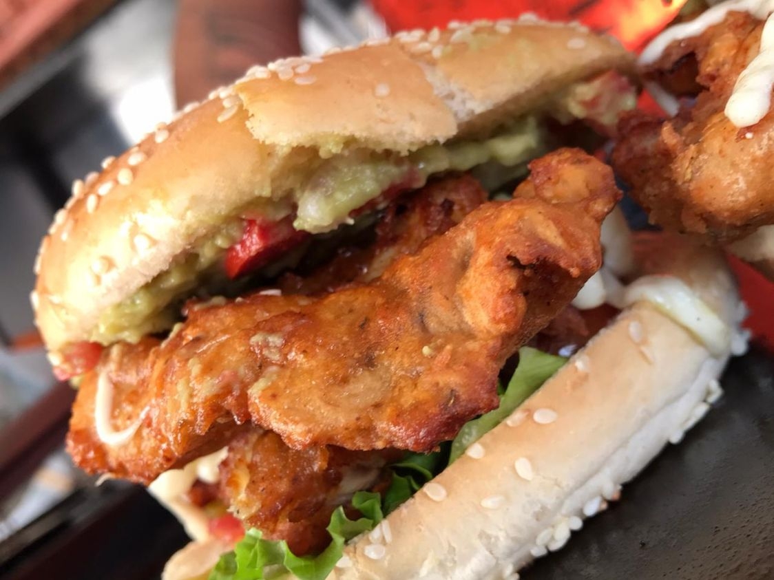 Hamburguesa, guacamole pollo