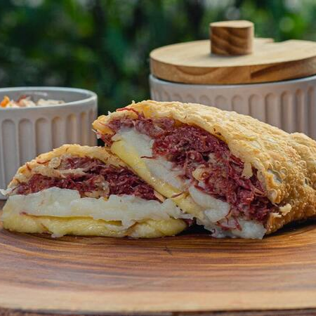 Pirão de aipim, queijo ralado, mussarela e carne seca deafiada. → Atenção alérgicos: contém derivados de leite.