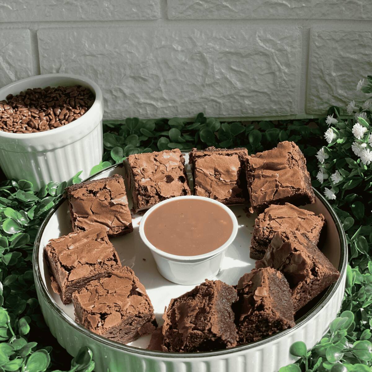 O nosso Afogadinho vem com 10 quadradinhos de brownies super macios e molhadinhos. Acompanha um potinho de recheio de 50g do nosso incrível Brigadeiro dentro para afogar cada pedacinho e deixar tudo ainda mais irresistível!