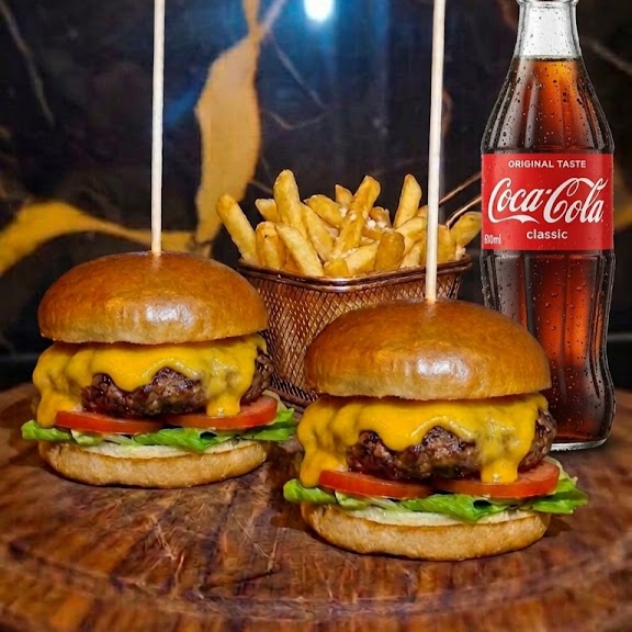 Pão brioche levemente selado na manteiga, com um suculento blend artesanal de 120g coberto por queijo cheddar derretido. Um toque especial com nosso exclusivo chutney de abacaxi, finalizado com a leveza do alface e rodelas de tomate fresco. Uma explosão perfeita entre o salgado, o derretido e o adocicado.