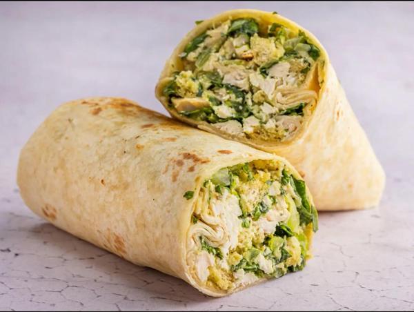 Alface americano fresquinha, peito de frango grelhado e suculento, parmesão, croutons artesanais e molho ceasar original.