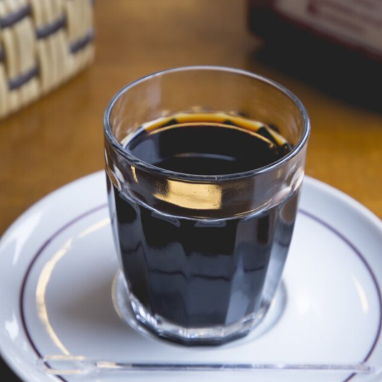 Café coado duplo, preparado com grãos selecionados e água na medida certa, resultando em um sabor intenso, aroma marcante e corpo encorpado.