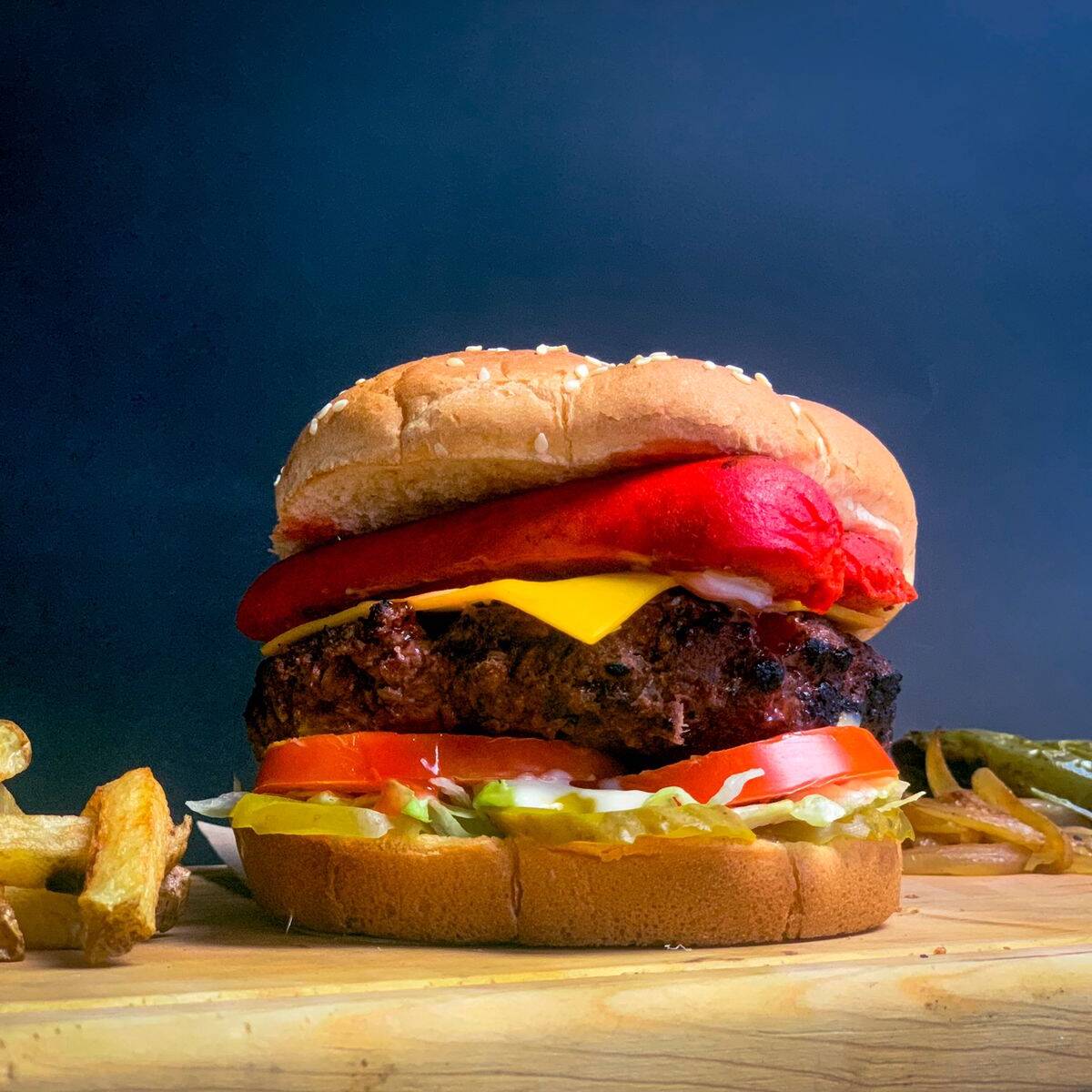 Burger 1/2 Libra con Salchicha y Papas
