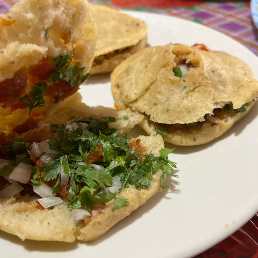 3 Gorditas fritas de chicharron prensado