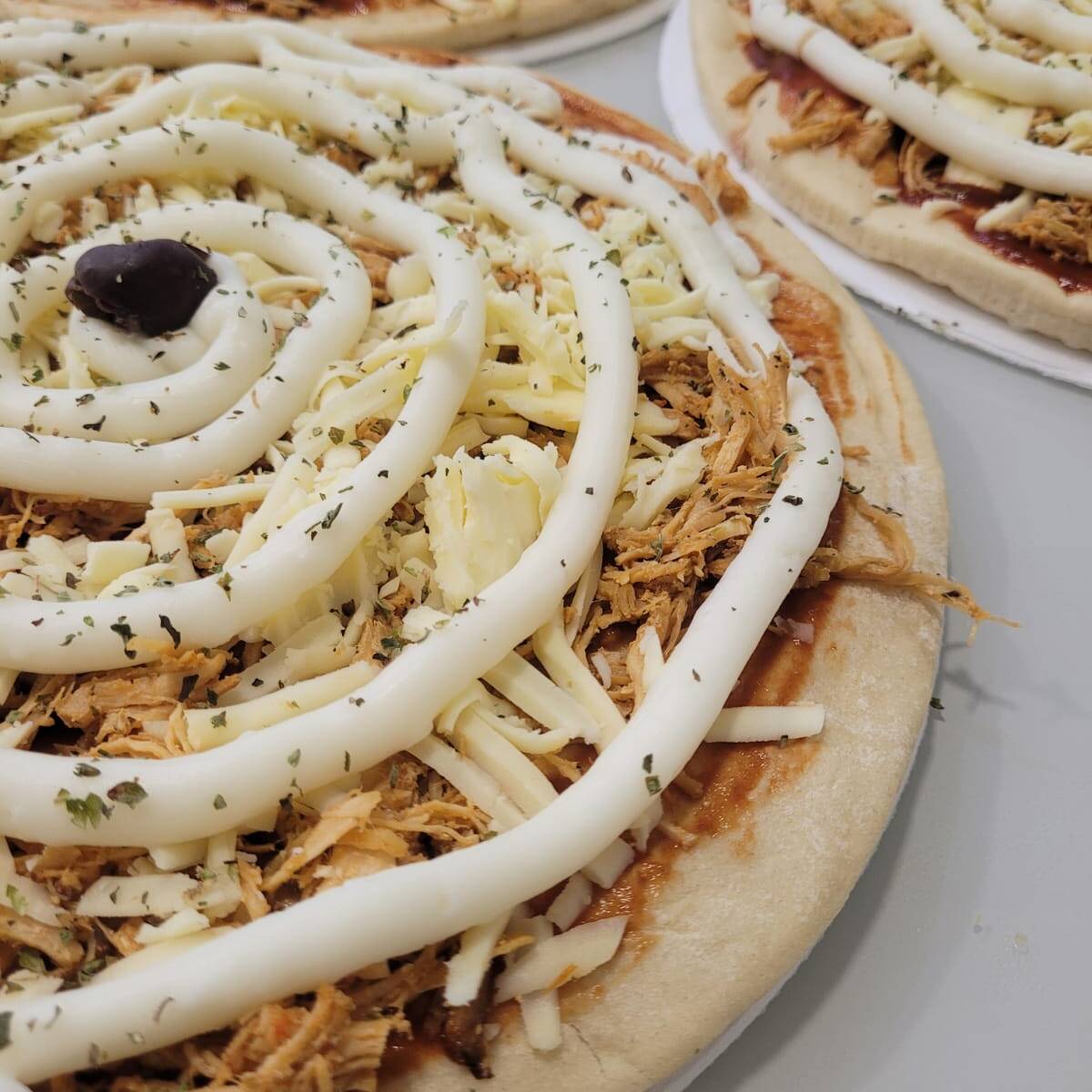 Extrato de tomate, frango, requeijão, orégano, muçarela.
Pizza média (30cm).
A pizza vai montada conforme a descrição. Não é possível alterar os ingredientes.