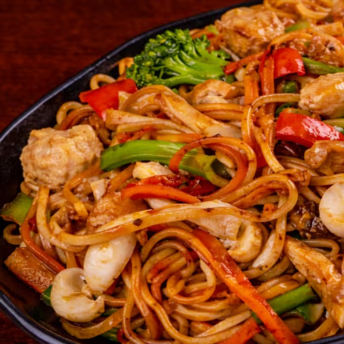 Combo de almoco para dois (ter a sab, 11h as 18h): 2 Oba Wok Yakisoba de Frango + 2 latas Coca-Cola 350ml ou Coca-Cola Zero, com desconto nas bebidas.