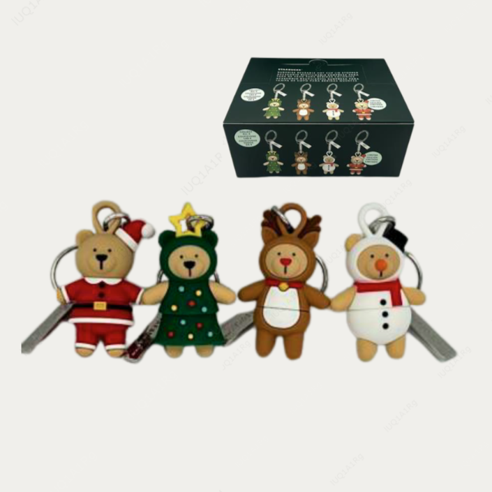 "Caixa surpresa com chaveiro stopper de silicone com rolha do urso Bearista. São 4 modelos diferentes: Papai Noel, Árvores Holi, Rena e Boneco de Neve.
O chaveiro Bearista têm uma tampa e pingente prateados com o logotipo Starbucks em relevo. A rolha serve para evitar que o café do copo quente Starbucks derrame da tampa."