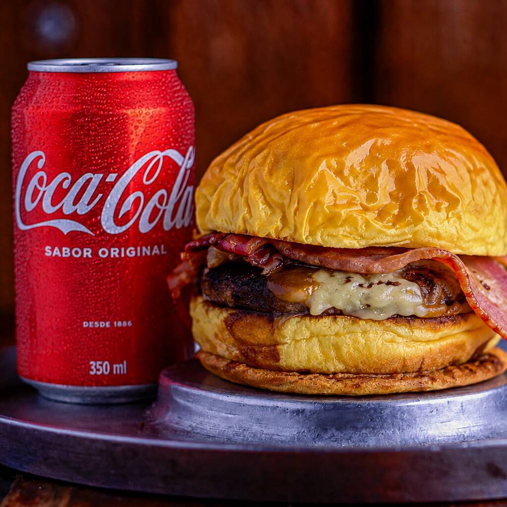 Pão macio com hambúrguer suculento, muçarela, presunto, bacon crocante, salsicha, Catupiry cremoso, alface, tomate, milho verde e batata palha. Completo e irresistível.