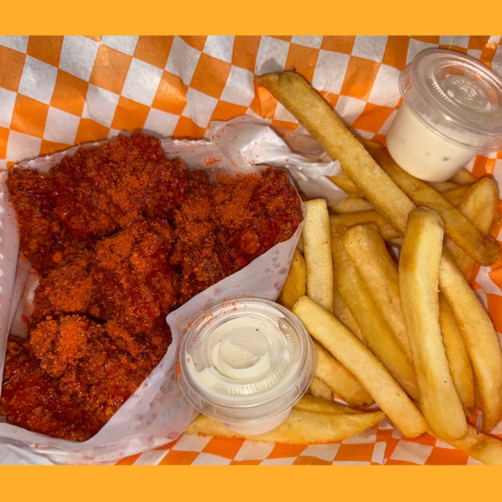 ORDEN DE BONELESS (215 G - 8-10 PZ) CON PAPAS.