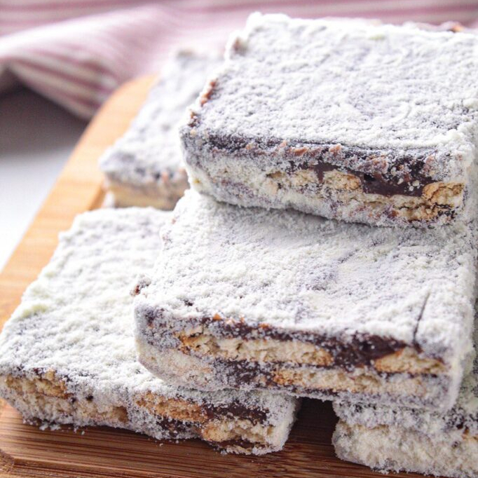 Brigadeiro cremoso a base de cacau, leite em pó, creme de leite e biscoito