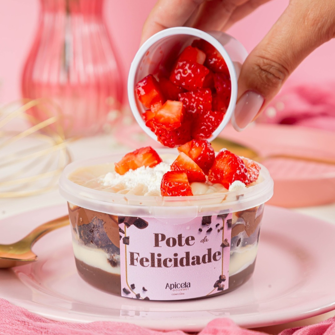 Com adicional de Morango , nosso delicioso pote da felicidade feito com brigadeiro de chocolate 50% , creme branquinho especial , o melhor brownie do mundo picadinho, fios de Nutella pura , pedacinhos de chocolate nobre, e mais do nosso amado creme branquinho, finalizado com leite Ninho polvilhado. Obs: Pote 250 ml individual. (Para paladares mais doces).