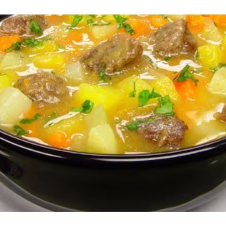 O preparo envolve refogar alho e cebola, adicionar os legumes picados, cobrir com água ou caldo e cozinhar até que fiquem macios. O tempo de cozimento pode variar conforme o tipo e o tamanho dos legumes.