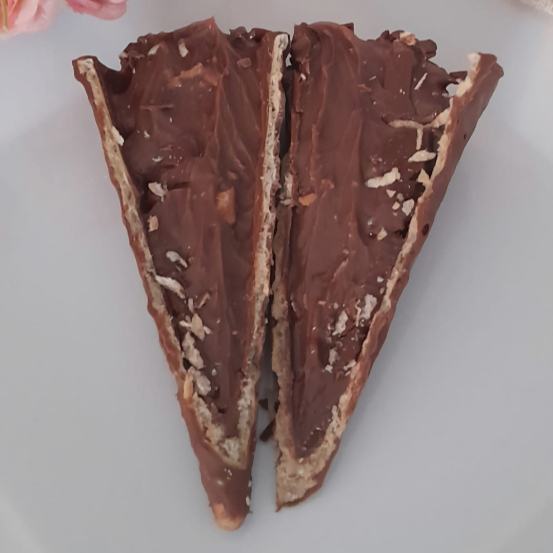 Casquinha crocante banhada em cobertura sabor chocolate com recheio de brigadeiro cremoso de chocolate. Aprox.: 75gr