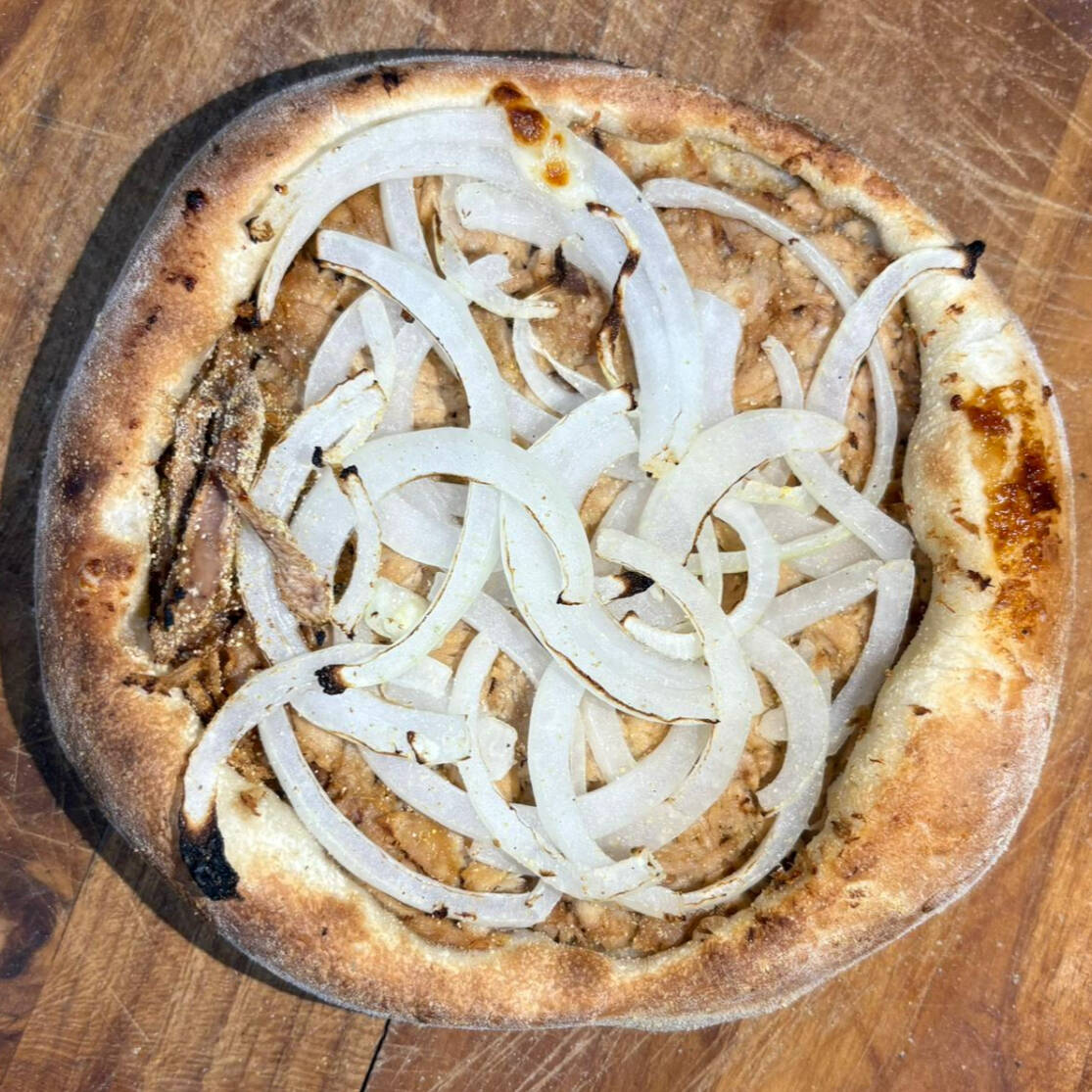 Deliciosa Esfiha de Atum e cebola, feita com produtos fresquinhos e de qualidade!