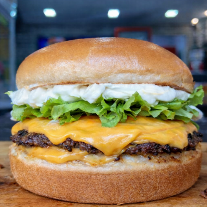 Hambúrguer Artesanal feito na Hora com Ingredientes Suculentos . Pão brioche , carne bovina de 60 g , queijo Cheddar , Tomate , alface , picles , cebola picadinha e nossa deliciosa maionese caseira .
